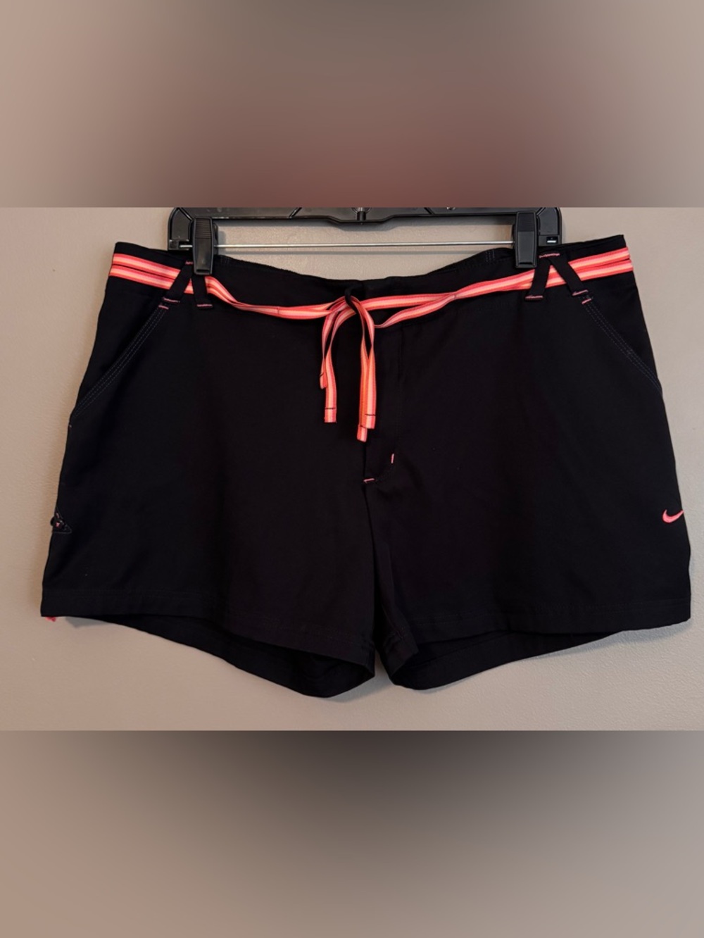VTG Y2K Nike Tie Belted Athletic Shorts 
Clasp Zip Closure Black/Pink Womens XL